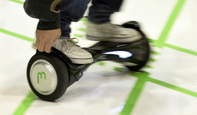 Das Hoverboard gehrt nicht in den ffentlichen Verkehr.   | Foto: dpa