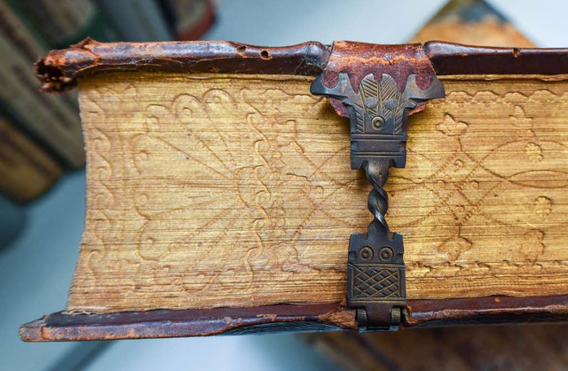Diese kunstvolle Bibel stammt aus dem Jahr 1534.  | Foto: Patrick Pleul/dpa