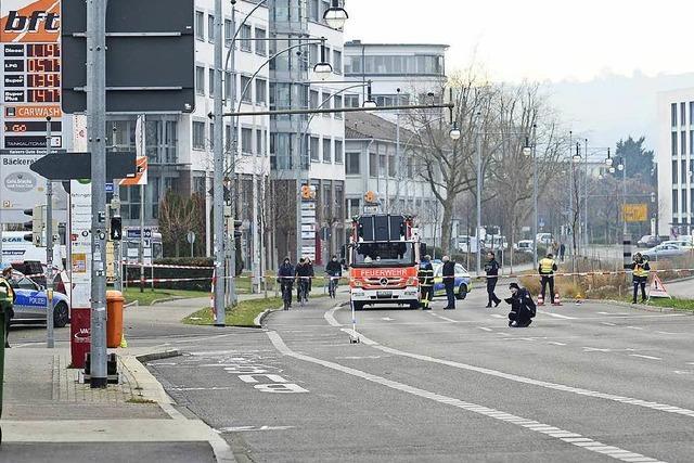 Radler rettet sich vor 40-Tonner mit Sprung vom Rad