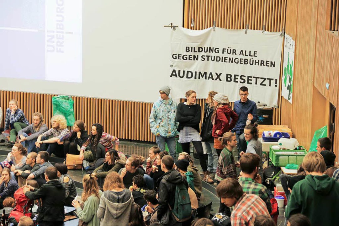 Studierende besetzen das Audimax der Uni Freiburg.  | Foto: Daniel Laufer