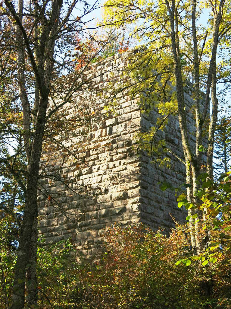 Der Bergfried besticht durch fein behauene Buckelquader aus Buntsandstein.