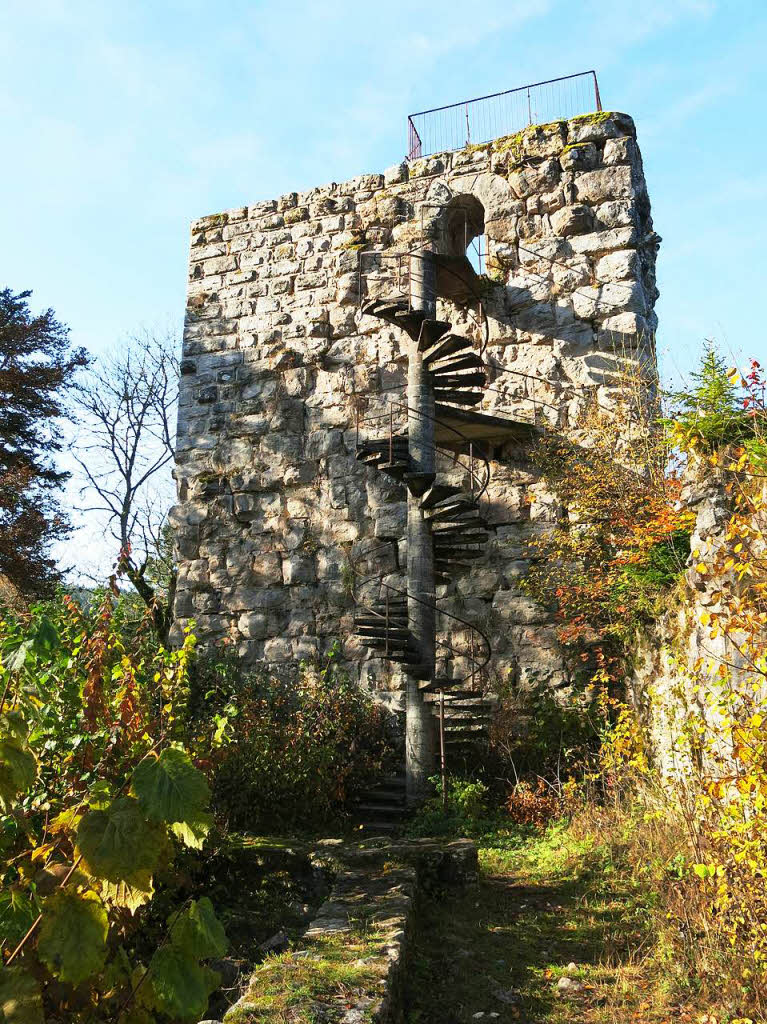 Eine Wendeltreppe fhrt auf den Bergfried.