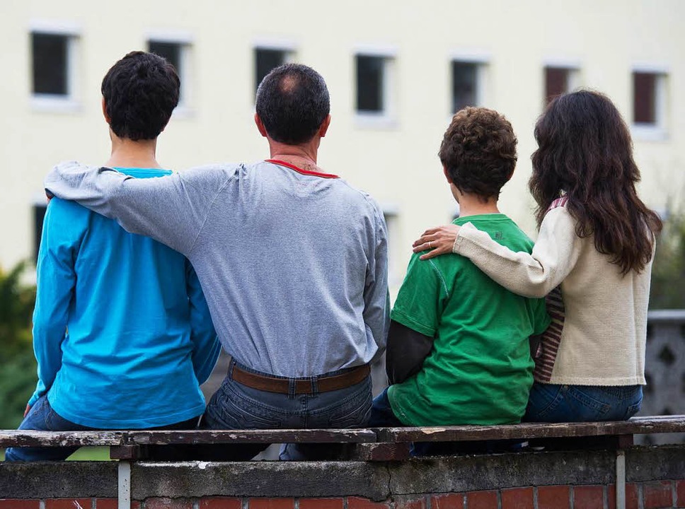 Eine syrische Familie sitzt vor einem ...e des Landes Brandenburg (Symbolbild).  | Foto: dpa
