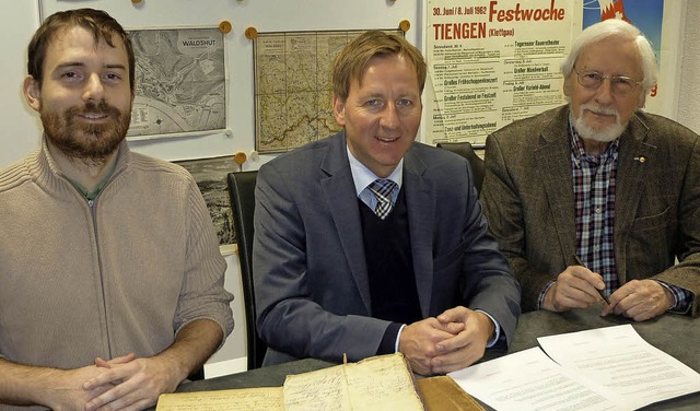 Gnter Heinrich (r.) bergab Grndungs...te) und Stadtarchivar Ingo Donnhauser   | Foto: Herbst