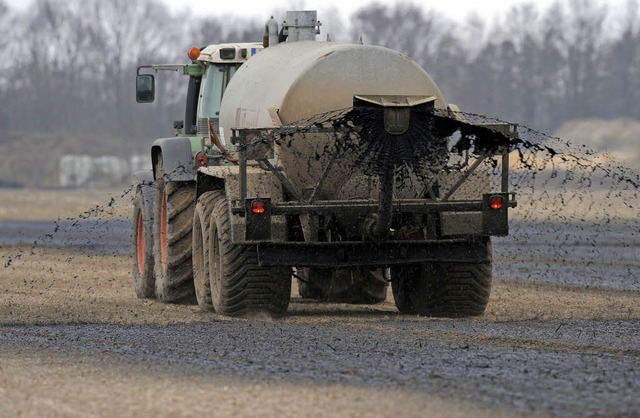 Ein Landwirt bringt auf einem Acker Glle aus.  | Foto: DPA