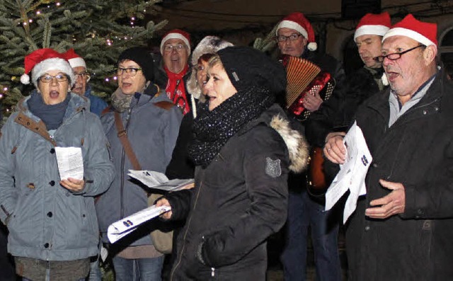 Auch das gehrt dazu: Lieder unterm Weihnachtsbaum   | Foto: CREMER