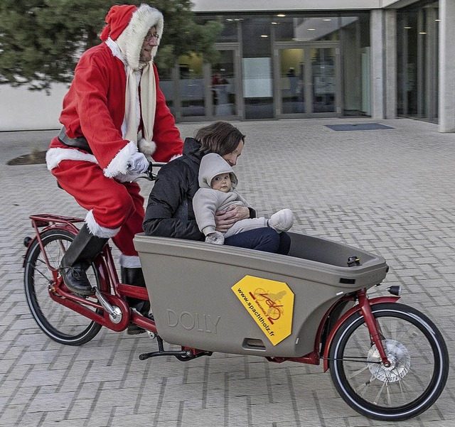 Georg Spachtholz war als Nikolaus mit ...gerade  Virginie mit ihrem Baby Elya.   | Foto: Kaufmann