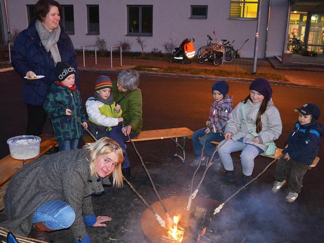 Stockbrotessen am lodernden Feuer: Ers...nder mit zahlreichen Attraktionen ein.  | Foto: Schopferer