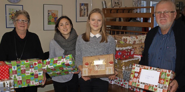 Mit &#8222;Weihnachten im Schuhkarton&... Tafelladen-Vorsitzenden Reinhard Ihl.  | Foto: Paul Schleer