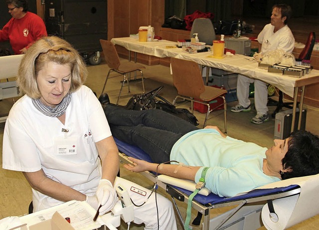 Krankenschwester Sabine Graf mit Blutspenderin in Btzingen   | Foto: David