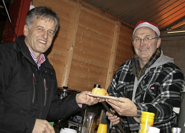 Auch Brgermeister Gunther Braun (link...d Benefiz-Grillmeister Rainer Knig.    | Foto: Ralph Lacher