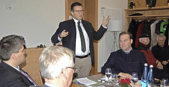 Minister Peter Hauk (stehend) nahm bei...d Bernaus Brgermeister Rolf Schmidt.   | Foto: Claudia Renk