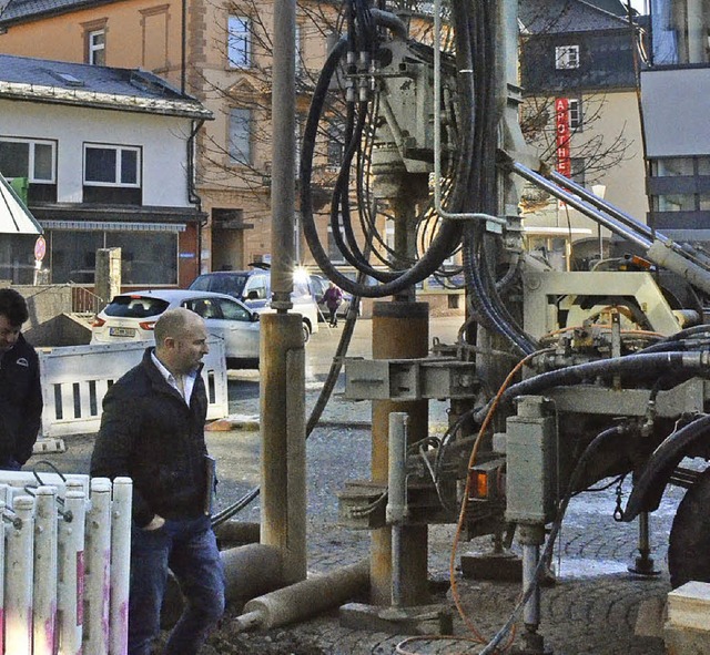 Mit Probebohrungen soll jetzt geklrt ...en (Hintergrund) beheizt werden kann.   | Foto: Sebastian Barthmes