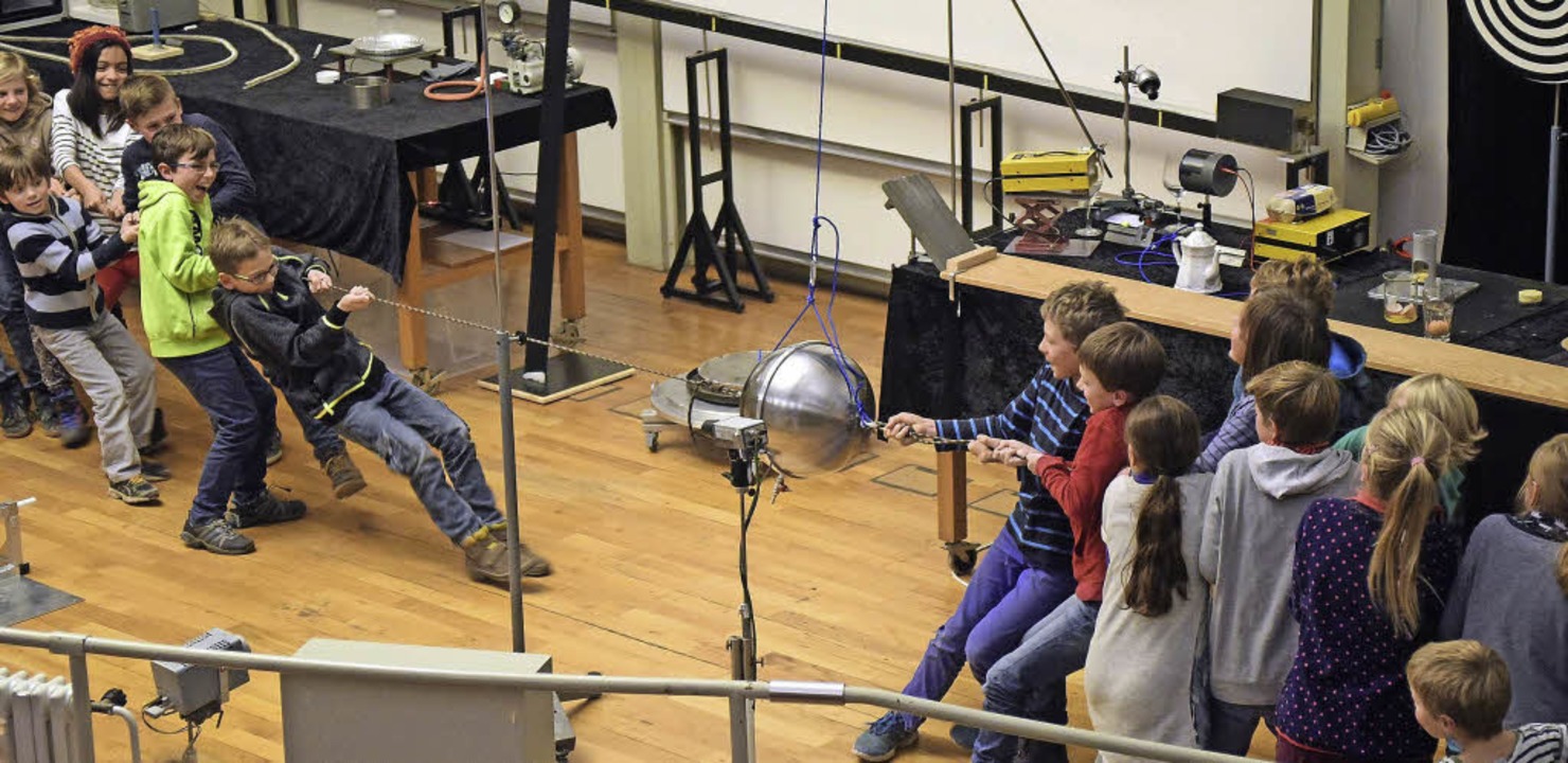 Einige Kinder durften auch selbst experimentieren.   | Foto: Thomas Kunz