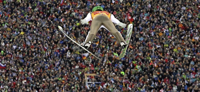 Peter Prevc (hier beim Neujahrsspringe...Sturz scheint er derzeit verunsichert.  | Foto: dpa