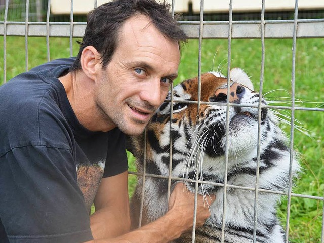 Raubtiertrainer Christian Walliser mit einem seiner Tiger.  | Foto: Martin Wunderle