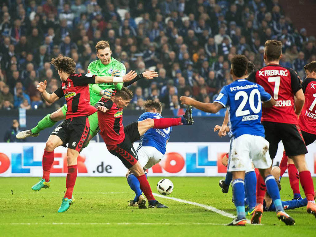 Drunter und Drber im Schalker Strafraum.