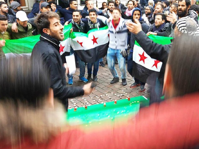 Rund 200 Menschen demonstrierten am Samstag gegen das Kriesgleid in Syrien.  | Foto: lit