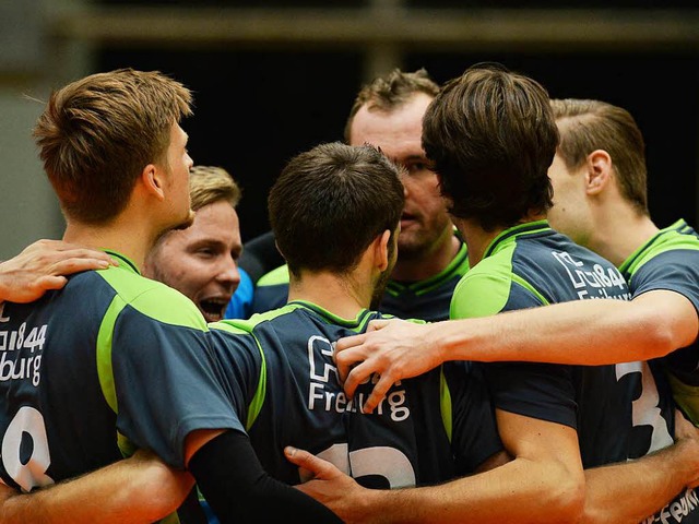 Die 1844-Volleyballer herzen sich nach dem Sieg ber den GSVE Delitzsch.   | Foto: Seeger