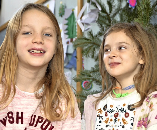 Justine Bernhardt (links) und Alma Grupp lieben Weihnachten.  | Foto: BZ