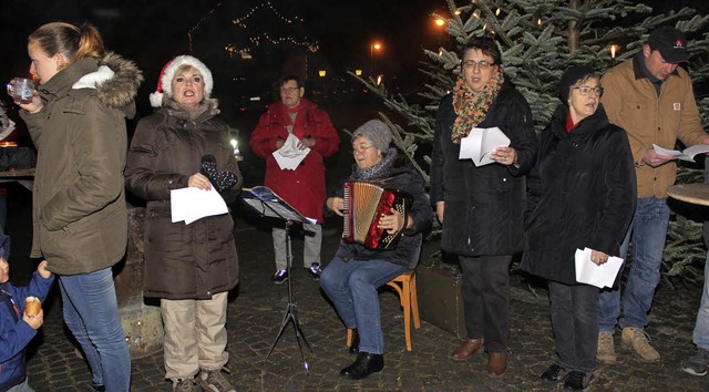 Begleitet von Christa Utz mit dem Akko...s  mit den Besuchern Weihnachtslieder.  | Foto: Cremer