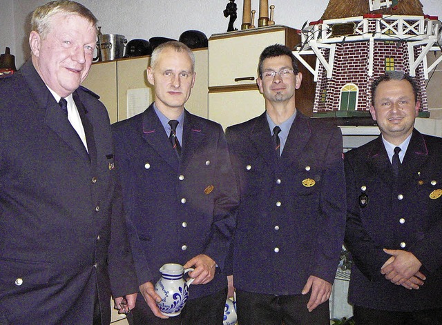 Gesamtkommandant Werner Schmid (links)...nks) fr 25 Jahre Einsatz in der Wehr.  | Foto: mck