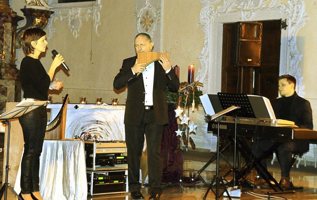 Oscar Javelot (Mitte) und seine Frau B...rden die Kirchengemeinden untersttzt.  | Foto: Jrg Schimanski