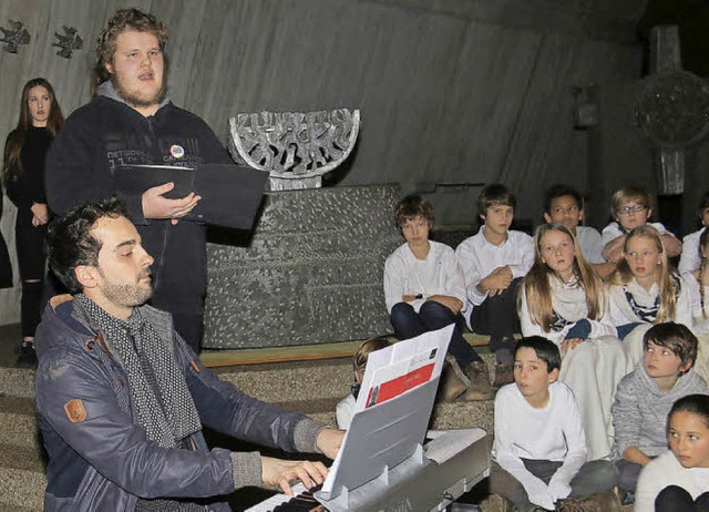 Der 17-jhrige Felix Baier (stehend) b...einem Solo  &#8222;Nova Largo&#8220;.   | Foto: Dagmar Barber