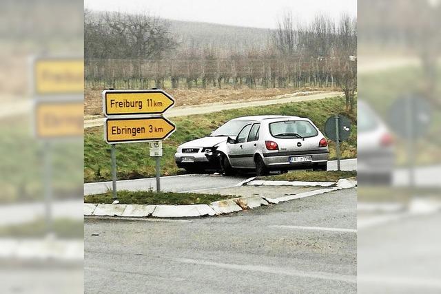 Unfall am Kreisel bei Pfaffenweiler