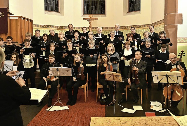 Adventkonzert des Kirchenchors mit Ges...nd Musikern in der Kirche Nonnenweier   | Foto: W. Knstle