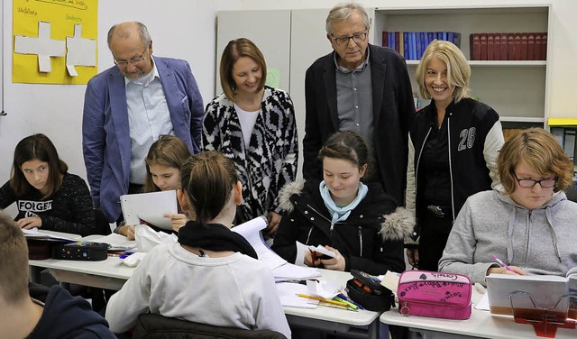 Gnter Evermann von der Stadt Lahr (hi...ckten den Schlern ber die Schulter.   | Foto: privat