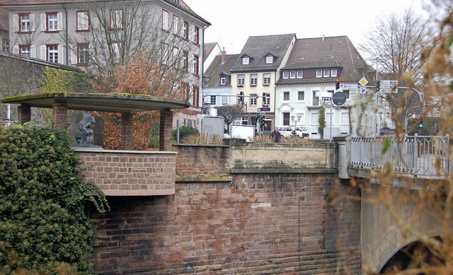 Der ber die Bachmauer hinausragende P...oll im kommenden Jahr saniert werden.   | Foto: Rderer