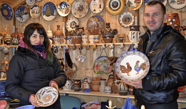 Diana und Gabriel aus Rumnien mit edler  Tpferware   | Foto: reimold