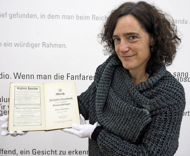 Simone Jung, die Leiterin des Museums ...schingen aus dem Jahr 1913 in Hnden.   | Foto: Gunter Faigle