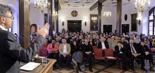 OB Dieter Salomon redet zu neu Eingeb...ngesessenen im Historischen Kaufhaus.   | Foto: T. Kunz