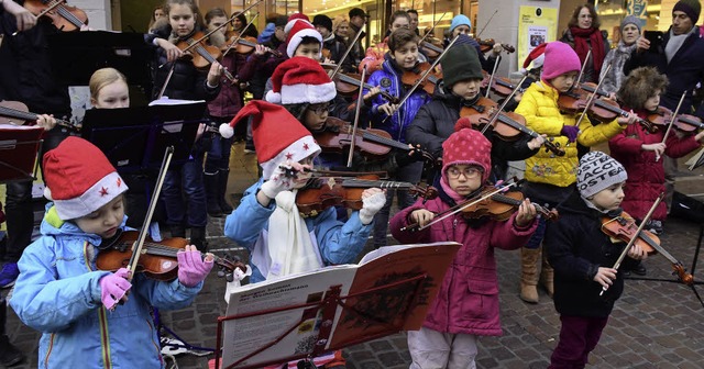 50 kleine Geigen- und Cellokinder der ...unsten der BZ-Aktion Weihnachtswunsch.  | Foto: thomas kunz