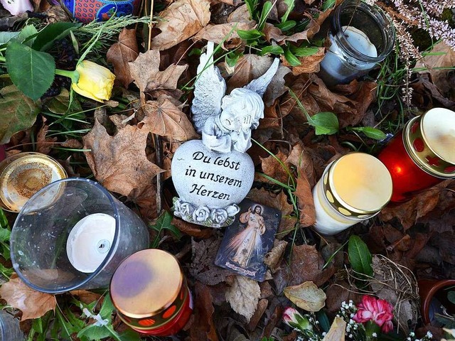 Kerzen an der Stelle an der Dreisam, w...te Maria Mitte Oktober gefunden wurde.  | Foto: Rita Eggstein