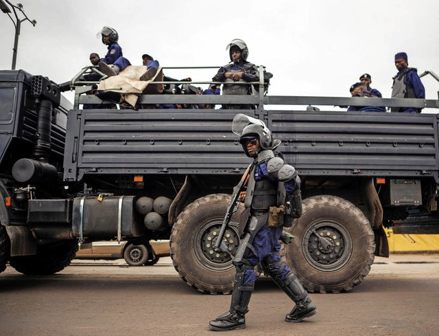 Die Lage in der Hauptstadt Kinshasa is...eit Monaten patrouilliert das Militr.  | Foto: afp