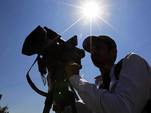 Ein jemenitischer Kameramann filmt Anf...t gegen Journalisten in Sanaa im Jemen  | Foto: dpa