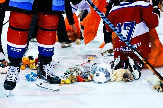 Fotos: Teddy Bear Toss beim EHC Freiburg