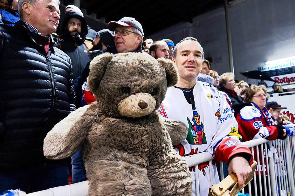 Zahlreiche Plüschtiere flogen beim EHC-Spiel gegen die Heilbronner Falken durch die Luft - für einen guten Zweck. Sie gehen an die Luftfahrt ohne Grenzen, die Frachtflüge in Krisenregionen macht. (Foto: Miroslav Dakov) Zahlreiche Plüschtiere flogen beim EHC-Spiel gegen die Heilbronner Falken durch die Luft - für einen guten Zweck. Sie gehen an die Luftfahrt ohne Grenzen, die Frachtflüge in Krisenregionen macht. (Foto: Miroslav Dakov)