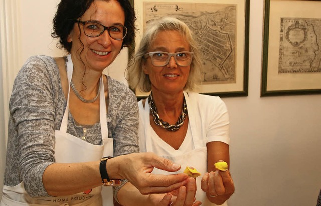 Perfekte Tortellini: Luisa (rechts) ist zufrieden.   | Foto: Stephan Brnjes