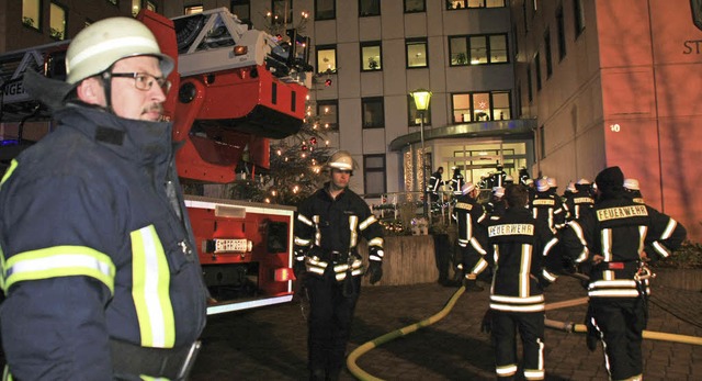 Mit rund 50 Krften rckt die Endinger Feuerwehr zum Altenpflegeheim an.  | Foto: Ruth SeitZ, hans-Peter Ziesmer