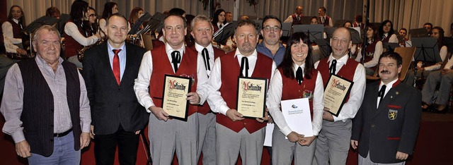 Sasbach. Die beim Weihnachtskonzert ge...aneben Brgermeister Jrgen Scheiding.  | Foto: Roland Vitt