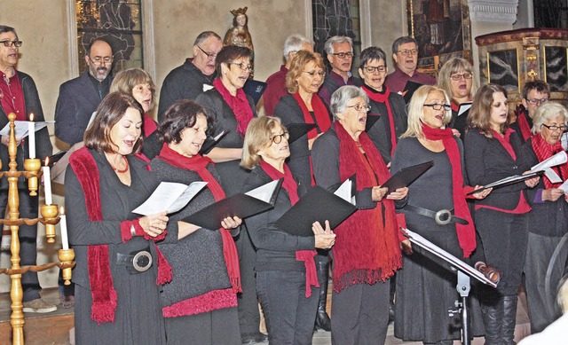 Der Chor Cantate Domino in neuer Forma... in der St. Ursula Kirche in hlingen.  | Foto: Dorothe Kuhlmann