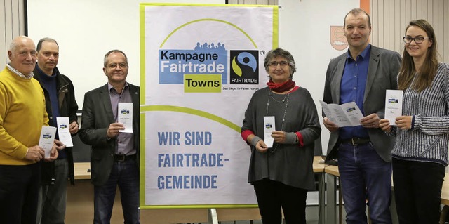 Prsentieren den Fairtrade-Fhrer (von..., Jochen Fischer und  Friederike Krehl  | Foto: Christoph  Breithaupt