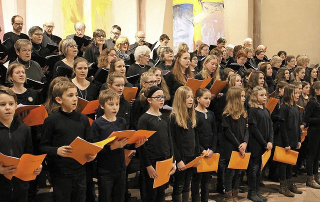 Kantorei und Jugendkantorei beim gemeinsamen Singen   | Foto: Peter heck