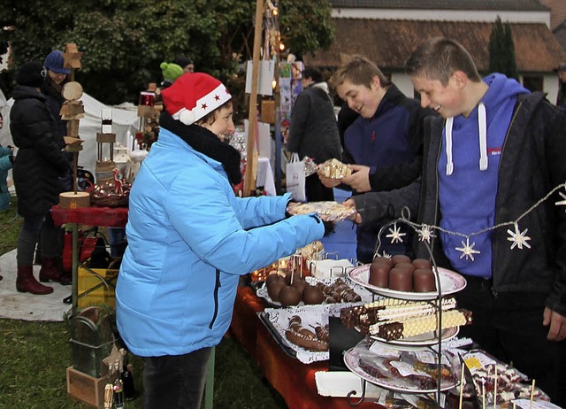 Viele weihnachtliche Leckereien  wurde... in Oberbergen zum Verkauf angeboten.   | Foto: Herbert Trogus