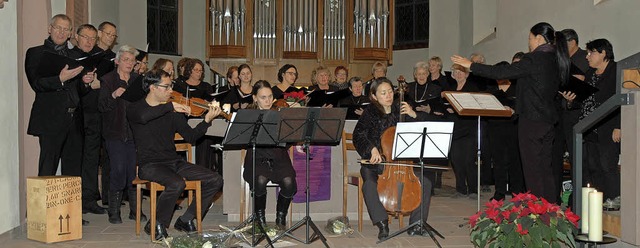 Weihnachtliche Klnge aus anderen Lnd...ug  der evangelische Kirchenchor vor.   | Foto: Ounas-Krusel