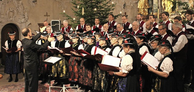 Beim Dorfweihnachtskonzert in der Pfar...e als ein groer gemischter Chor auf.   | Foto: Erich Krieger